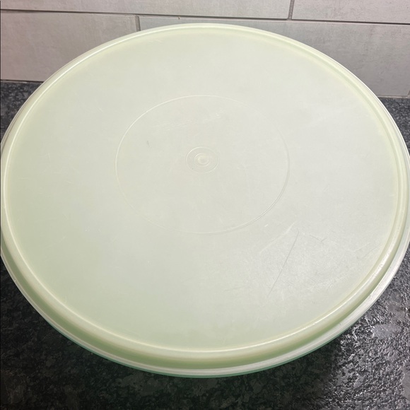 26 cup green vintage Tupperware bowl. This is in good condition for age. - Picture 2 of 6